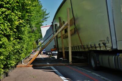 Schorndorf: Ladung auf Lkw nicht ausreichend gesichert - THW muss 250 Waschmaschinen mitten auf der Strasse umladen